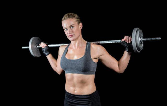 想要練出結實的胸肌，不會杠鈴怎么可以？告訴你杠鈴的